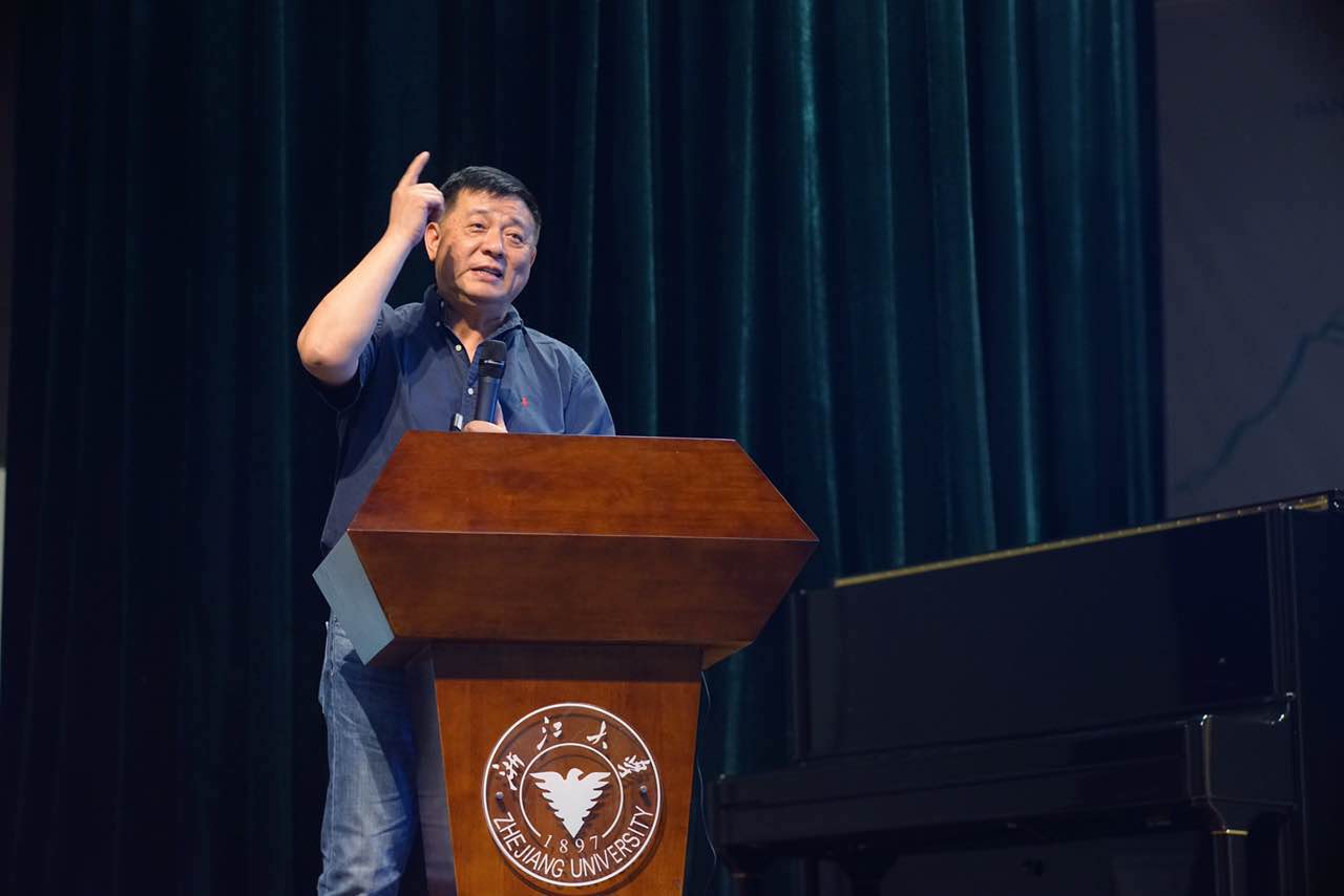 方励在学术会议上作报告